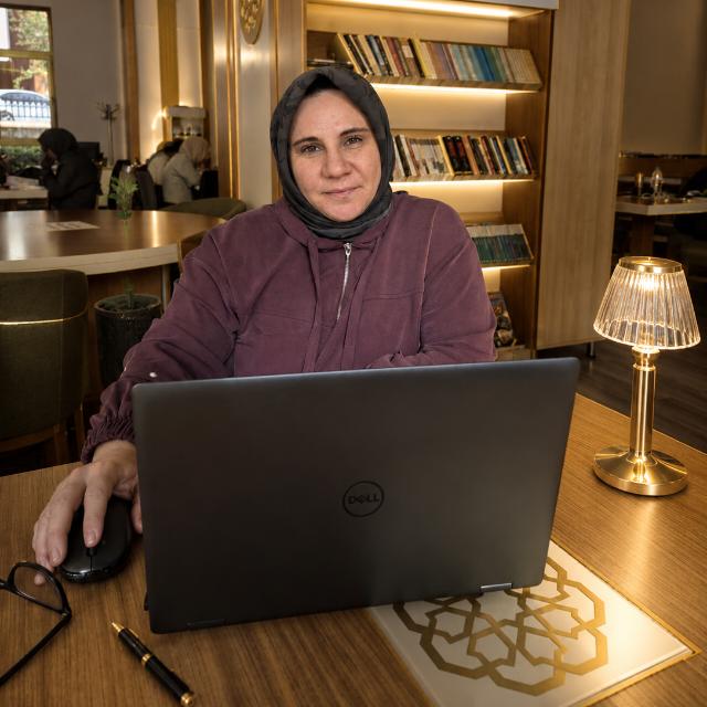Zeynep Batı için temsili portre; gerçek yazar fotoğrafı değildir